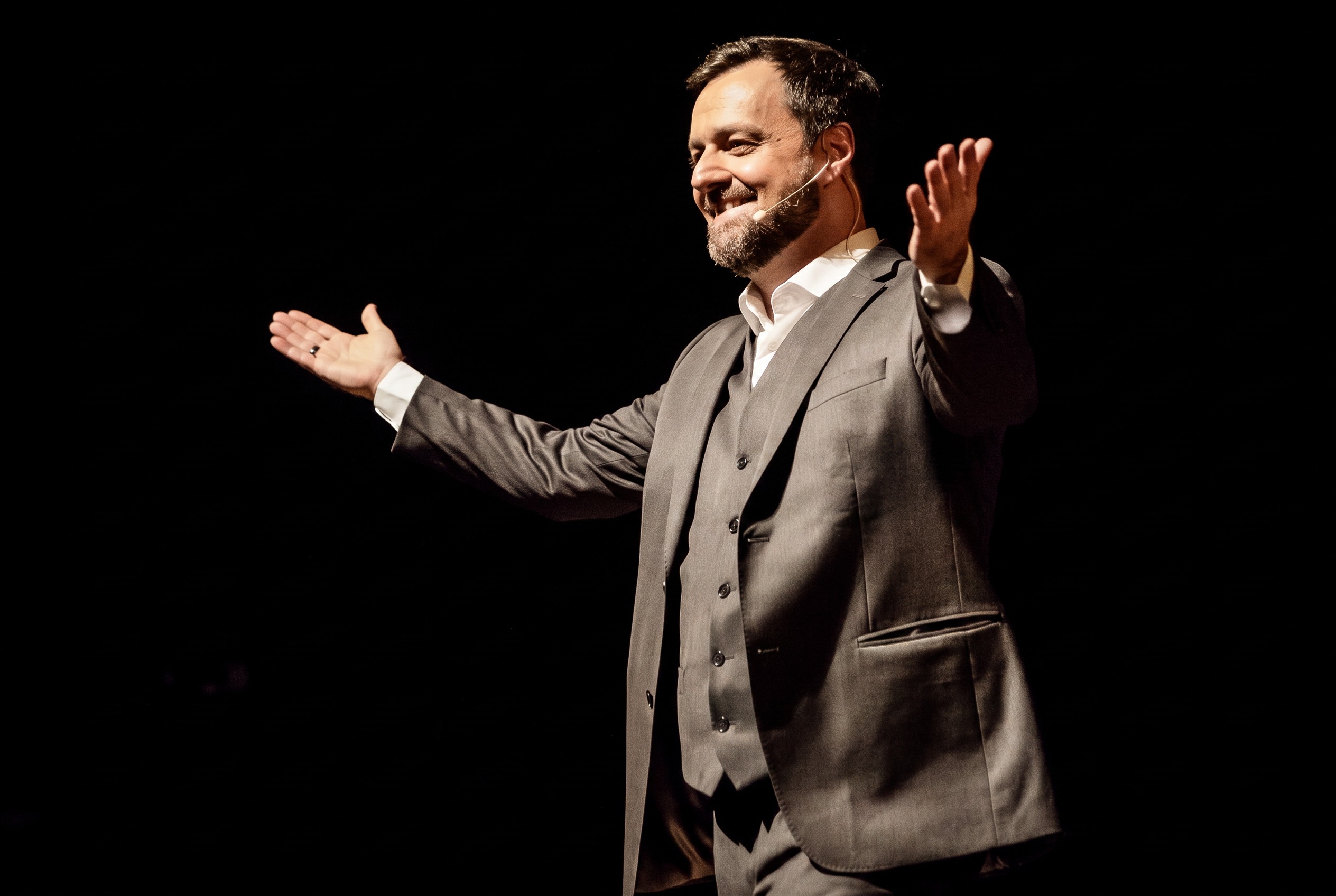 Wagner Messa palestrando em evento corporativo
